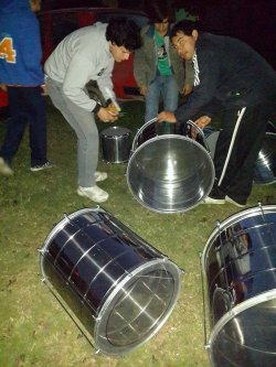 Carisma Show avanza, adquirió instrumentos para escuela de samba