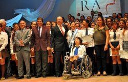 Histórico reconocimiento al esfuerzo de los abanderados y escoltas de Corrientes