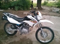 Delincuentes huyeron y abandonaron una moto que era robada