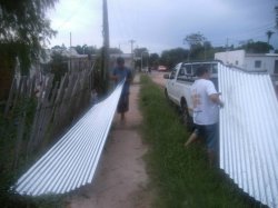 Acción Social entrega chapas de zinc a familias de escasos recursos