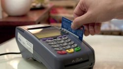 El recargo por pagar con tarjeta de débito es un delito señalan desde la Defensoria
