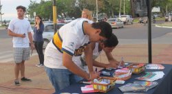 Ayudan a diseñar tarjeta del “Día de los enamorados” en la Costanera Sur