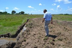 El municipio continúa con la reparación de kilómetros de caminos en Anguá