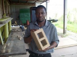Ingeniero nigeriano trabaja su proyecto de post doctorado en la UNNE