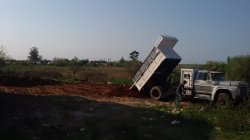 Se rellena el predio para el campo de deportes de la Escuela Técnica