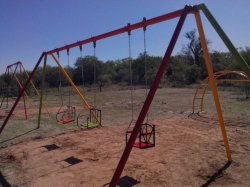 Reacondicionamiento de juegos recreativos en Paso Naranjito