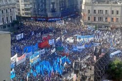 El kirchnerismo se movilizó en defensa de la ley de medios frente al Congreso