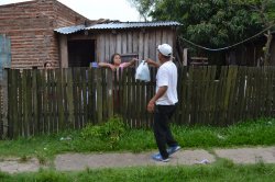 Un gesto para imitar, “Carlitos” Almirón obsequió pan dulces a familias del Vélez Sarsfield