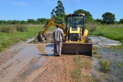 Ardua tarea en Colonia Cabral para reacondicionar caminos