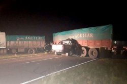 Un muerto en violento choque entre un camión y una camioneta