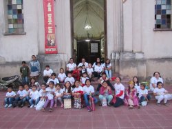Con los alumnos visitando las casas, Friends Club celebró la “Fiesta de Todos los Santos”