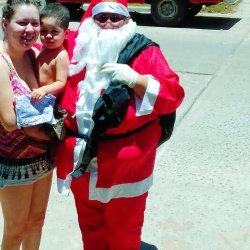 Papa Noel saladeño regaló juguetes a niños en la calurosa siesta del domingo