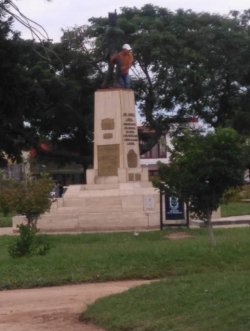 Irresponsable: Se subió al monumento del Sargento Cabral para tomarse una foto