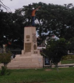 La policía tras los pasos del trepa monumento