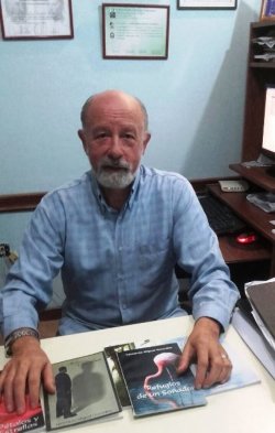Leonardo González donará libros a biblioteca Gerardo Pisarello