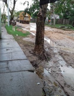 El mal tiempo no da tregua y las calles en los barrios son un desastre