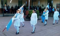 Con frío pero con marcado calor patrio Saladas festejó El Día de la Bandera