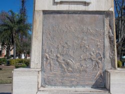 Dañinos rompieron parte del Monumento al Sargento Cabral