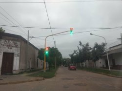 Vecinos alertan sobre mal funcionamiento de semáforo