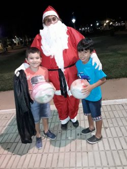 Se disfrazó de Papa Noel y obsequió 500 juguetes a niños de Saladas