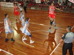 A puro carnaval, Atlético Saladas superó a San Martín y es el único puntero