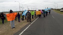 Tutores de la Escuela Nº 758 pese al frío reclamaron en la ruta por mejoras edilicias