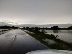 Precaución: el agua inundó la Ruta 12 cerca de Goya