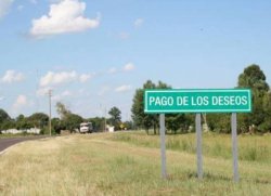 Caminaba junto a su hijo, los rozo un camión y están graves 