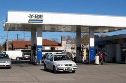 Otro aumento de YPF y la nafta ya supera los 50 pesos el litro
