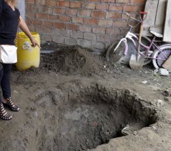 Encuentran a mujer de 69 años muerta y enterrada en el patio de su casa