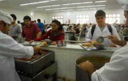 Comedores universitarios servirán comida únicamente para llevar
