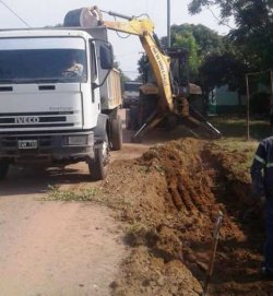 Inició la obra de cordón cuneta en barrio Santa Rita
