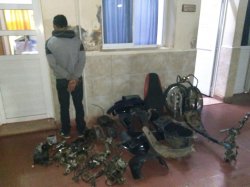 Le robaron la moto y la policía la encontró desguazada, hay un detenido
