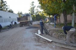 Más cordones cuneta y badenes en barrio Don Bosco y Vélez