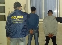 Intentaron robar una cámara de seguridad, quedaron grabados, la policía los atrapó 
