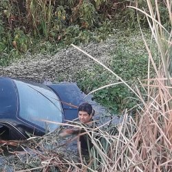 Conductor despistó en el ingreso a Saladas y terminó con su auto bajo el agua
