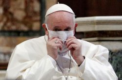 Francisco fue vacunado contra el coronavirus en el Vaticano
