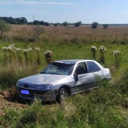 Automóvil despisto y volcó por ruta 13