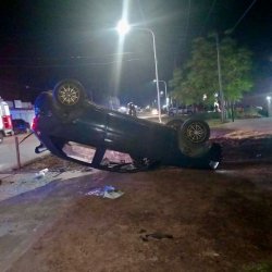 Perdió el control de su auto y volcó en la Avenida Juan Pujol