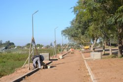 Avanza la obra de la costanera en Saladas e iluminan un segundo tramo