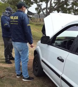 Transitaban en una camioneta "melliza", los paró un control policial y fueron detenidos 