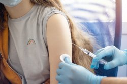 Salud evalúa la aplicación obligatoria de vacunas para personal del sector