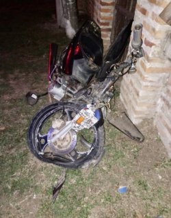 Perdió el control de la moto e impactó contra una vivienda 