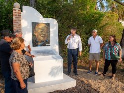 Esquina homenajeó a los padres de Diego Maradona