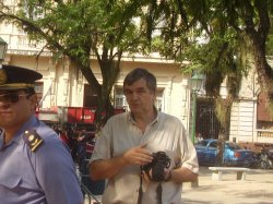 Costa Bonino fue sorprendido tomando imágenes a periodistas y docentes