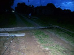 Por fuertes ráfagas de vientos en la tarde de ayer, cayeron varios postes de teléfono