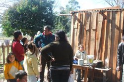 Dani Ponce brindó ayuda a familia del barrio Vélez Sarsfield