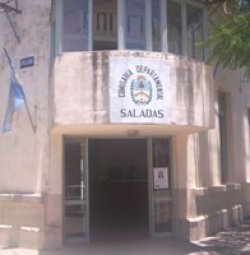 Lo atacaron a palazos sus propios invitados