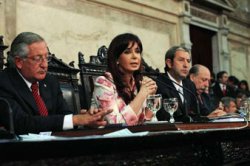 La Presidenta pidió "unidad y cooperación" para mantener el modelo exitoso ante la crisis