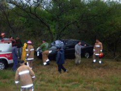 Intensa lluvia y viento hizo que despistara un automóvil